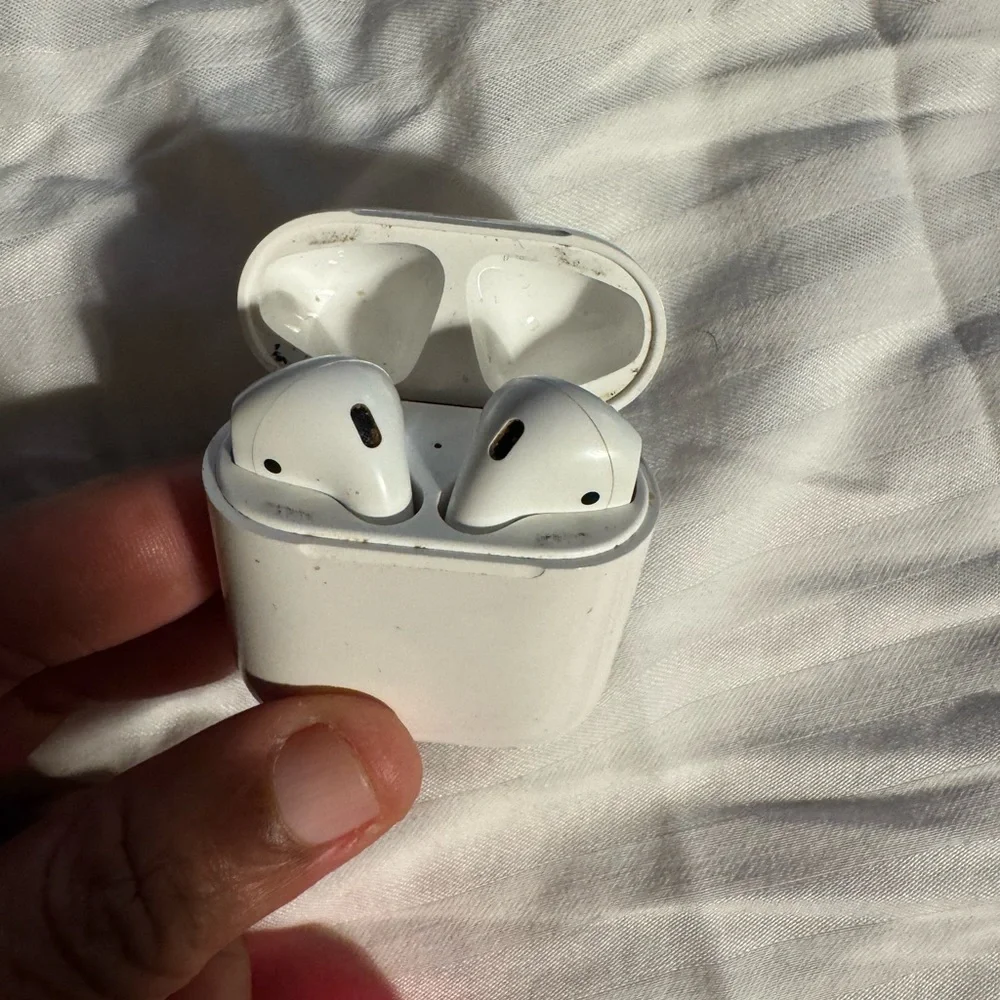 Apple White Wireless Earbuds